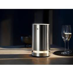 WMF Ambient hladilnik za vino iz nerjavečega jekla z ambientalno osvetlitvijo na mizi poleg kozarcev za penino