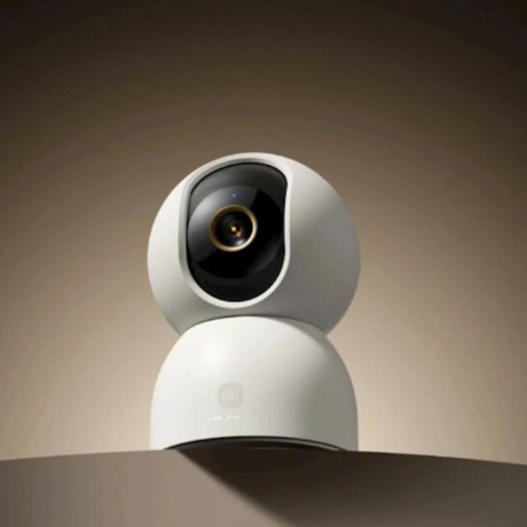 Xiaomi Smart Camera C300 v beli barvi, prikazana s sprednje strani z objektivom in motorizirano vrtljivo glavo kamere.