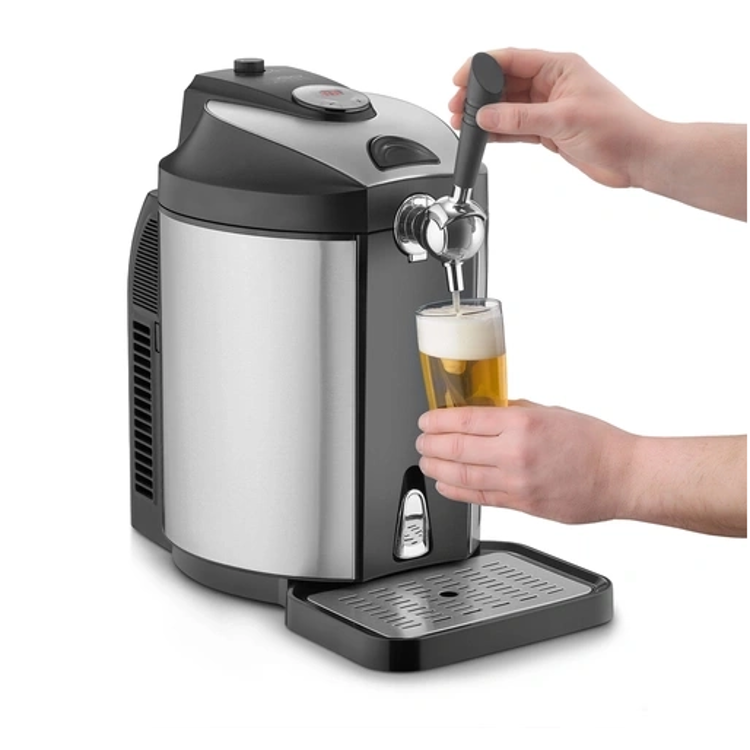 Točilni aparat za pivo Caso Design v uporabi, točenje piva v kozarec z ročnim vzvodom.