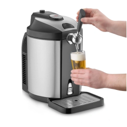 Točilni aparat za pivo Caso Design v uporabi, točenje piva v kozarec z ročnim vzvodom.