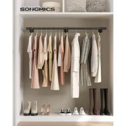 Songmics kovinska obešalna palica za oblačila nameščena v omari z obešenimi oblačili.