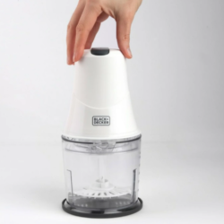 Black+Decker električni sekljalnik v uporabi z enoročnim pritiskom na zgornji gumb za hitro sekljanje sestavin v prozorni posodi