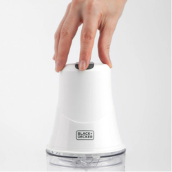Uporaba Black+Decker sekljalnika z enoročnim pritiskom na zgornji gumb za enostavno sekljanje sestavin