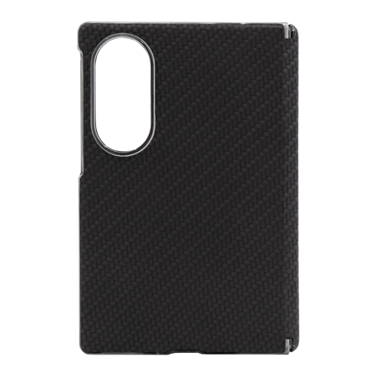 Črn zaščitni ovitek (81) za Samsung Galaxy Z Fold 8 5G z videzom karbonskih vlaken, tankim dizajnom in natančnim izrezom za kamero.