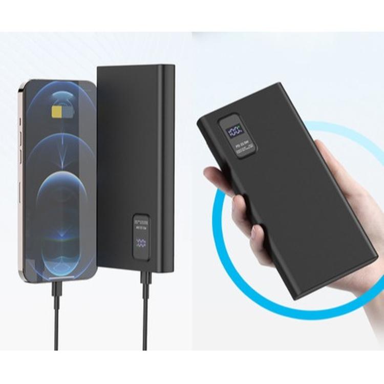 Polnilna baterija Platinet PMPB10WQC726B (10.000 mAh) med polnjenjem telefona, z digitalnim zaslonom stanja.