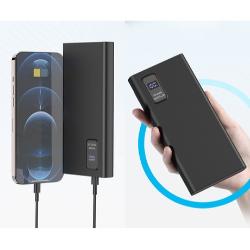 Polnilna baterija Platinet PMPB10WQC726B (10.000 mAh) med polnjenjem telefona, z digitalnim zaslonom stanja.