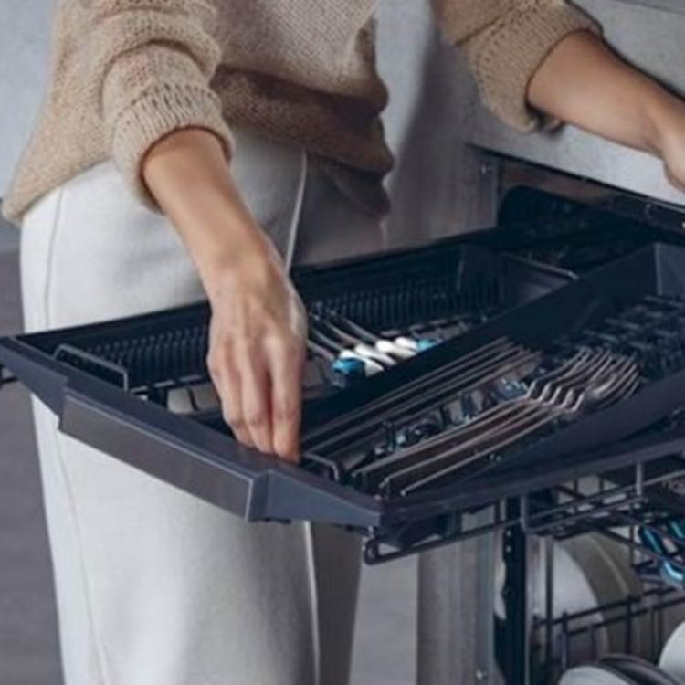 Pomivalni stroj Haier z zgornjim predalom za jedilni pribor ter prilagodljivo notranjo razporeditvijo omogoča optimalen izkoristek prostora in učinkovito pomivanje večje količine posode.
