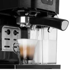 Sencor kavni aparat z detajlom ročaja in iztoka kave nad steklenim lončkom