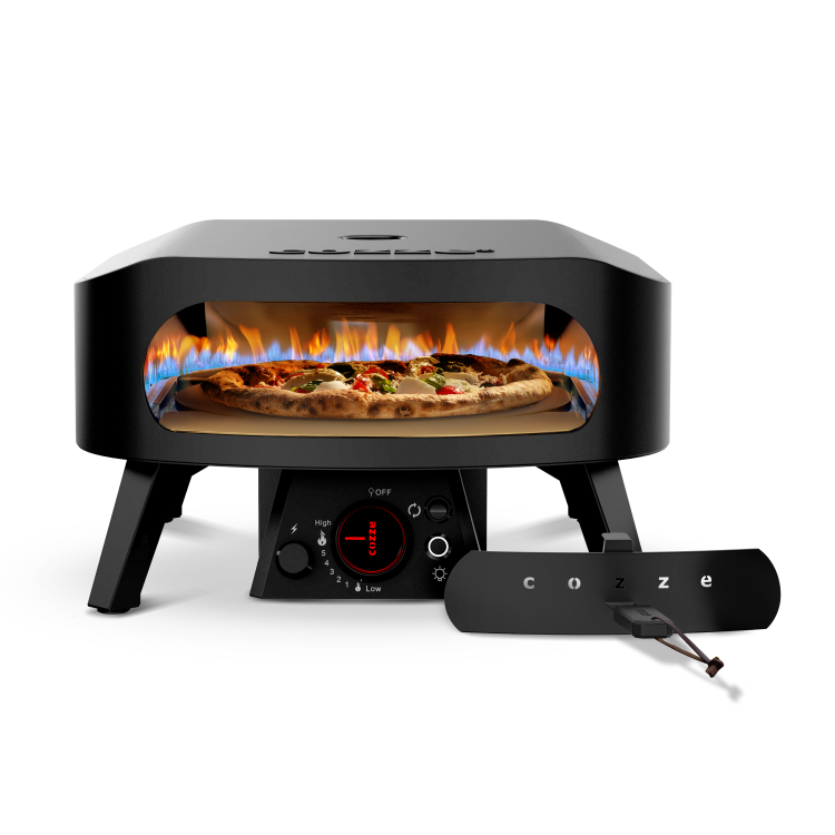 Plinska pizza pečica Cozze 90434 z vrtljivim kamnom za peko in digitalnim upravljanjem temperature, prikazana med peko pice.