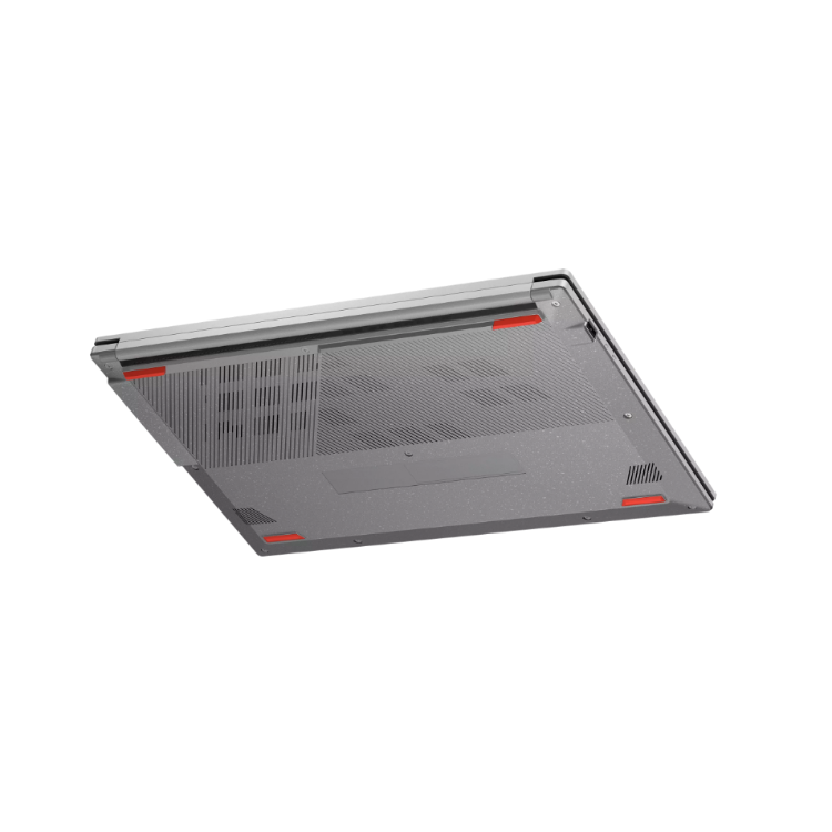 Spodnja stran prenosnika ASUS Vivobook v temno sivi barvi z vidnimi prezračevalnimi režami, zvočniki in gumiranimi nogicami.
