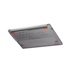 Spodnja stran prenosnika ASUS Vivobook v temno sivi barvi z vidnimi prezračevalnimi režami, zvočniki in gumiranimi nogicami.