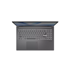 Prenosnik ASUS Vivobook v temno sivi barvi, prikazan od zgoraj z odprtim zaslonom, tipkovnico in sledilno ploščico.