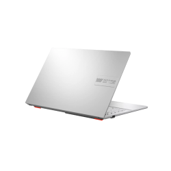 Prenosnik ASUS Vivobook v srebrni barvi, prikazan od zadaj pod kotom z delno odprtim zaslonom.