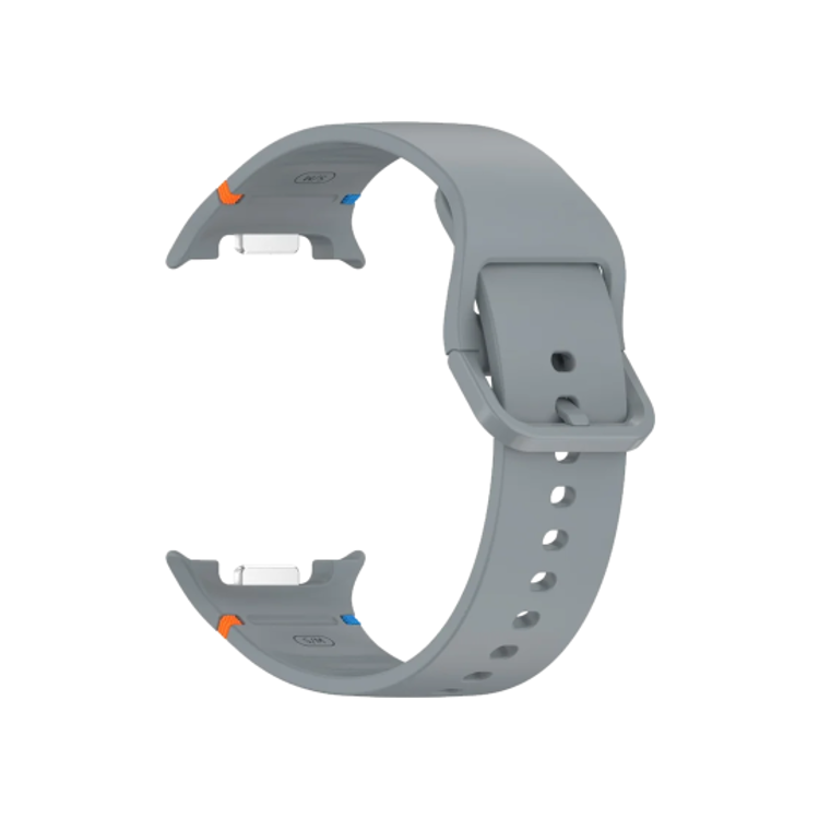 Siv silikonski pašček Samsung Stitch za Galaxy Watch, mehak material, kontrastni barvni detajli in klasična zaponka.