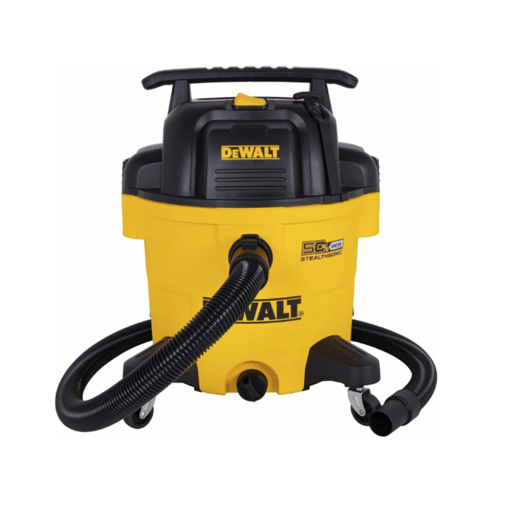 DeWalt mokro‑suhi industrijski sesalnik v rumeno‑črni barvi s priključeno sesalno cevjo, robustno zbirno posodo, zgornjim ročajem za prenašanje in štirimi vrtljivimi kolesi za enostavno premikanje.