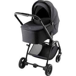 Britax Römer voziček z nameščeno košaro za novorojenčka, sprednji pogled z ročajem in zaščitno strešico.