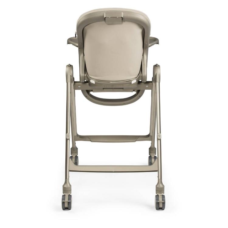 Otroški stolček za hranjenje od zadaj, v bež barvi z vidnim naslonjalom in ogrodjem