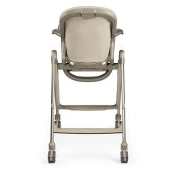 Otroški stolček za hranjenje od zadaj, v bež barvi z vidnim naslonjalom in ogrodjem