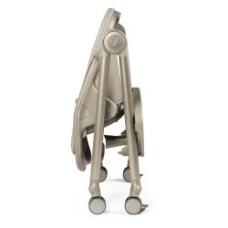 Zložen otroški stolček za hranjenje v bež barvi, stranski pogled z zloženim ogrodjem na kolesih