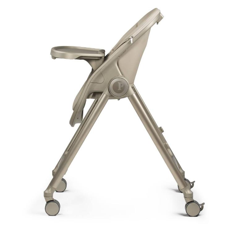 Otroški stolček za hranjenje v bež barvi, stranski pogled z vidno mizico in ogrodjem na kolesih