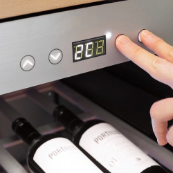 Elektronsko upravljanje temperature z digitalnim prikazovalnikom za natančno nastavitev pogojev shranjevanja vina.