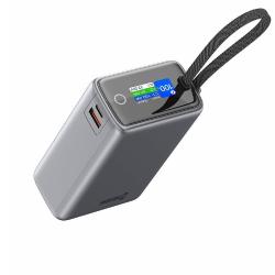 Prenosna baterija Swissten Power Bank s kapaciteto 25.000 mAh, močjo do 100 W in vgrajenim USB‑C kablom omogoča hitro polnjenje prenosnikov, tablic, pametnih telefonov ter drugih združljivih naprav.