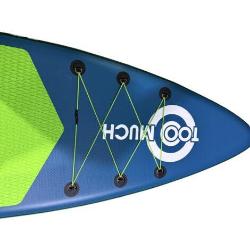 TOO MUCH Nomad X SUP – premec detajl Detajl premca SUP deske TOO MUCH Nomad X z elastičnimi vrvicami in vidnim logotipom.