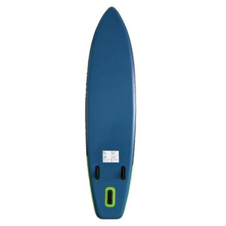 TOO MUCH Nomad X SUP – spodnja stran Gladka spodnja stran SUP deske TOO MUCH Nomad X z ventilom, oznako in oranžno-zelenim poudarkom.