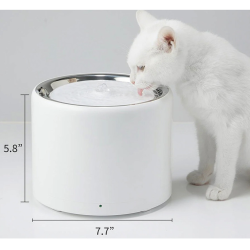 PETKIT Eversweet 3 Pro pametna vodna fontana v beli barvi, prikazana z mačko in označenimi dimenzijami 19,6 × 14,7 cm.