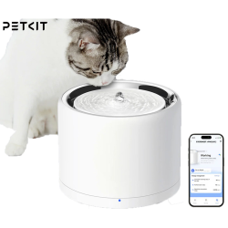 PETKIT Eversweet 3 Pro pametna vodna fontana v beli barvi, prikazana z mačko ob fontani in mobilno aplikacijo za spremljanje delovanja ter upravljanje naprave na daljavo.