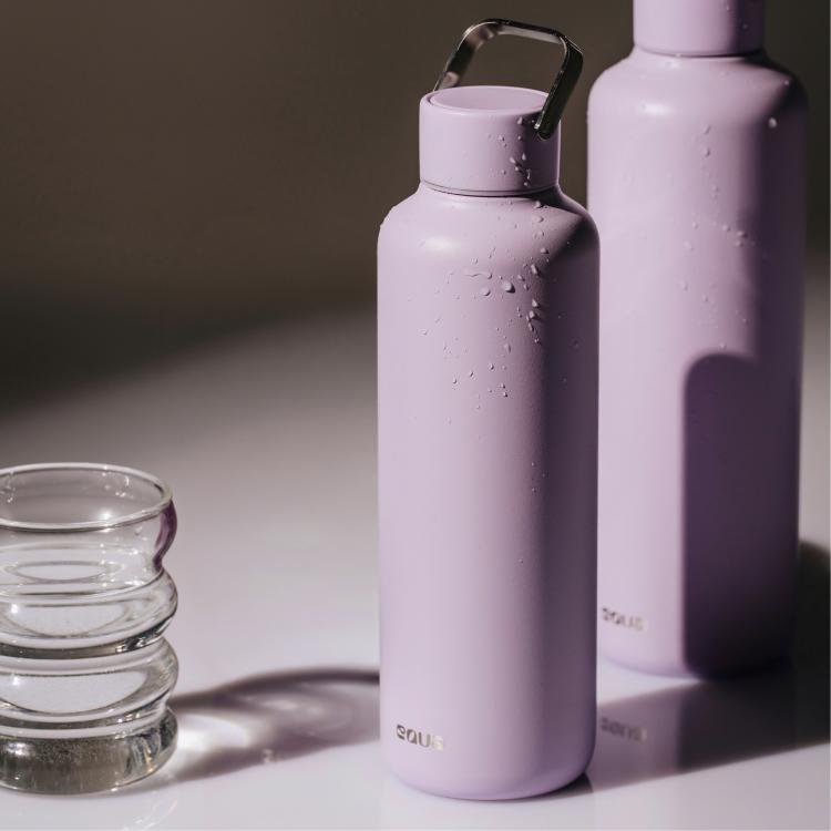 Dve svetlo vijolični steklenici za vodo Equa z ročajem, kapljice vode na površini