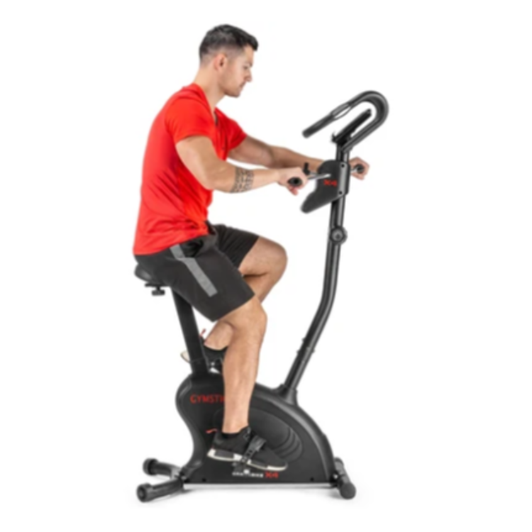 Oseba uporablja sobno kolo Gymstick Crank Bike X4 z večpoložajnim krmilom in LCD-zaslonom.