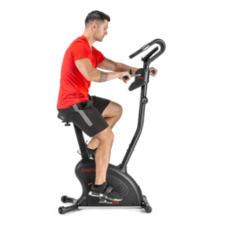Oseba uporablja sobno kolo Gymstick Crank Bike X4 z večpoložajnim krmilom in LCD-zaslonom.