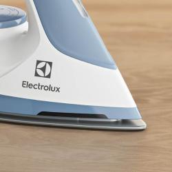 Detajl konice Electrolux parnega likalnika z logotipom znamke, natančno oblikovano likalno ploščo in belo‑modrim ohišjem za učinkovito likanje težje dostopnih delov oblačil