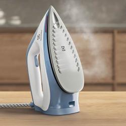Electrolux parni likalnik v pokončnem položaju z vidnim izpustom pare, keramično likalno ploščo in ergonomskim ročajem