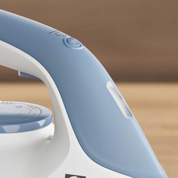 Detajl ročaja Electrolux parne likalne postaje E5ST1‑2DB z gumbom za izpust pare, regulatorjem temperature in ergonomskim oprijemom za udobno likanje