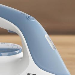 Detajl ročaja Electrolux parne likalne postaje E5ST1‑2DB z gumbom za izpust pare, regulatorjem temperature in ergonomskim oprijemom za udobno likanje