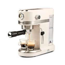 Espresso kavni aparat G3 Ferrari v kremni barvi, priprava dveh espressov v skodelicah na kovinskem podstavku.