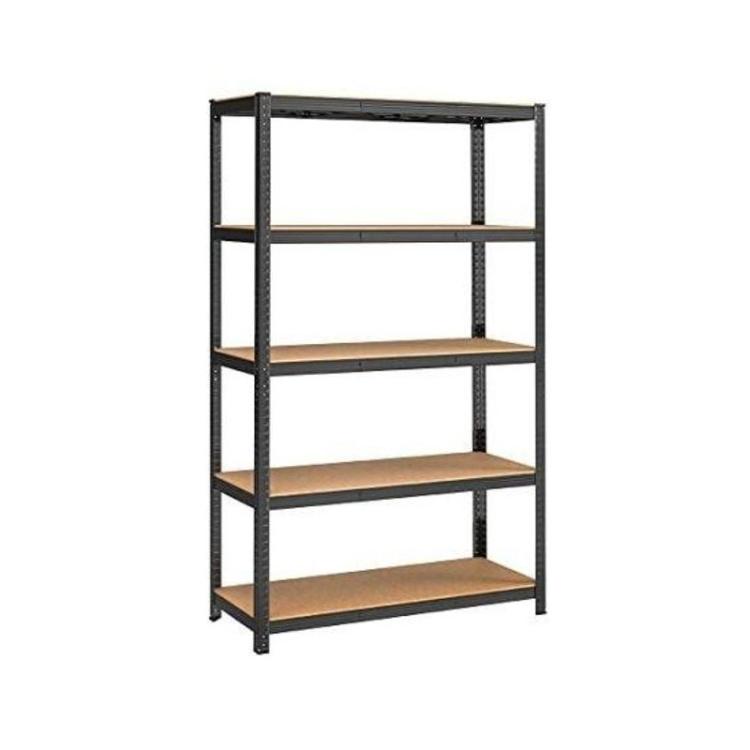 Kovinski skladiščni regal s petimi lesenimi policami, samostoječ na belem ozadju.