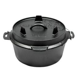 Valhal Outdoor litoželezni lonec 3,8 L v črni barvi, prikazan pod kotom z masivnim pokrovom in ročajem za prenašanje.