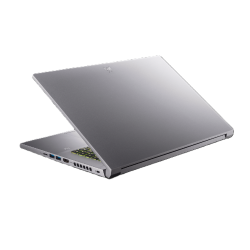 Delno zaprt Acer Predator, zadnji pogled, srebrno ohišje z logotipom in poudarjenimi zračniki.