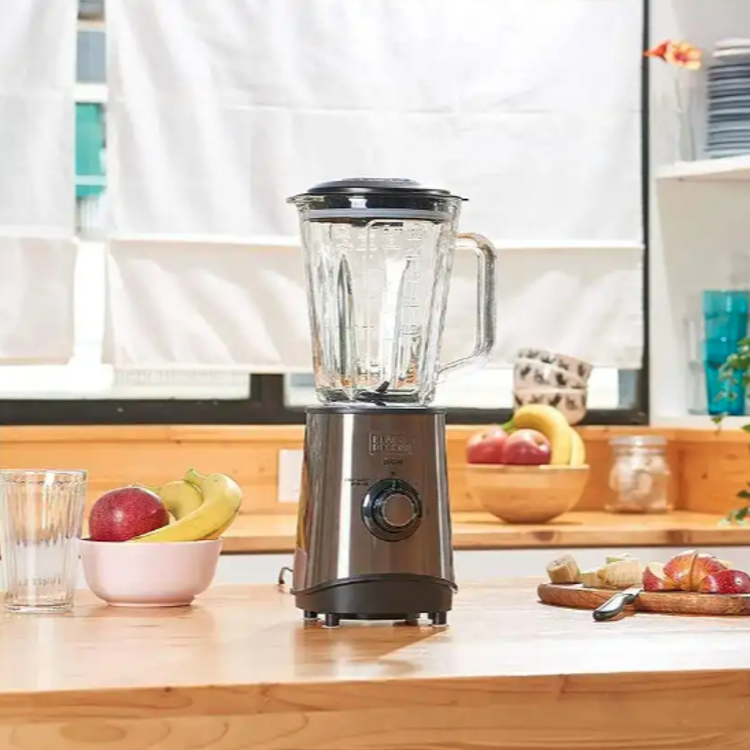Black+Decker namizni blender 800 W s stekleno mešalno posodo in inox ohišjem, postavljen na kuhinjskem pultu med sadjem, mlekom in drugimi sestavinami