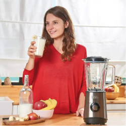 Black+Decker namizni blender ob kozarcu pripravljenega sadnega napitka, sadju in steklenici mleka na kuhinjskem pultu