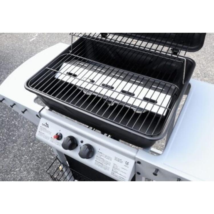 Odprt plinski žar Cattara z rešetkami in zaščitno ploščo gorilnikov.