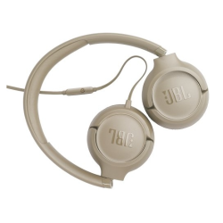  Bež JBL slušalke, zložene naploščato, vidna logotipa in vgrajen upravljalnik na kablu.