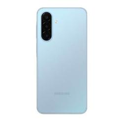 Zadnja stran svetlo modrega Samsung Galaxy A18 LTE z navpično trojno kamero in LED-bliskavico.