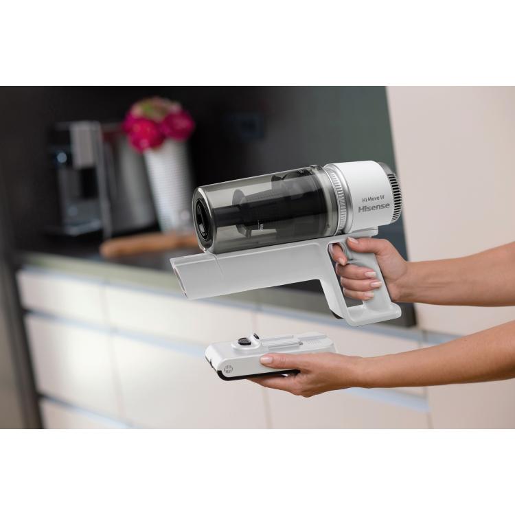 Hisense Hi Move IV ročni sesalnik v uporabi pri čiščenju sedežne garniture z ozkim nastavkom za reže