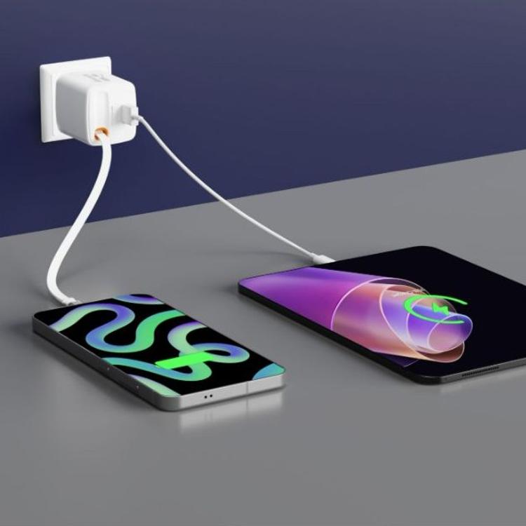 Swissten GaN 45 W z napredno GaN tehnologijo, kompaktnim belim ohišjem in integriranim 0,75 m USB‑C kablom združuje visoko zmogljivost, praktičnost in manjšo potrebo po dodatnih kablih.