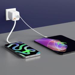 Swissten GaN 45 W z napredno GaN tehnologijo, kompaktnim belim ohišjem in integriranim 0,75 m USB‑C kablom združuje visoko zmogljivost, praktičnost in manjšo potrebo po dodatnih kablih.
