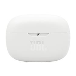 Zaprt bel polnilni etui JBL Wave Beam 2 z vgraviranim logotipom in zaobljenim ohišjem.